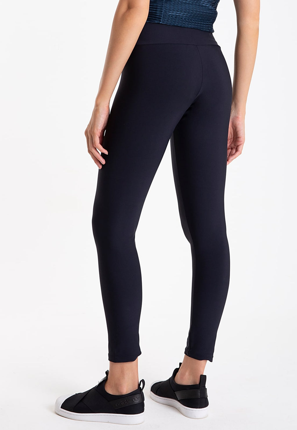 Modele Black Plain High-Waisted Legging