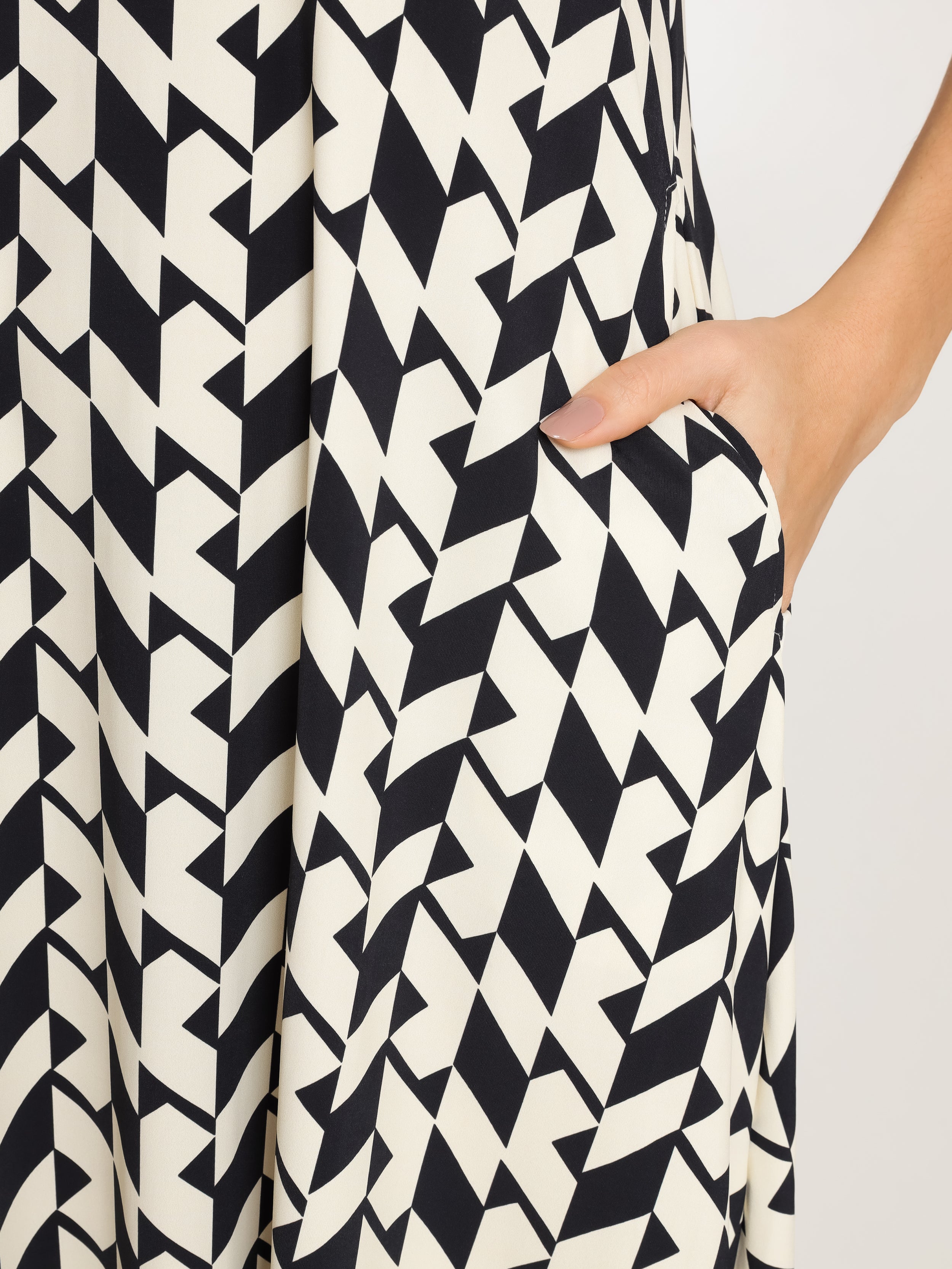 Tiê Geometric-Print A-Line Silhouette Side-Seam Pockets Midi Dress Zaya