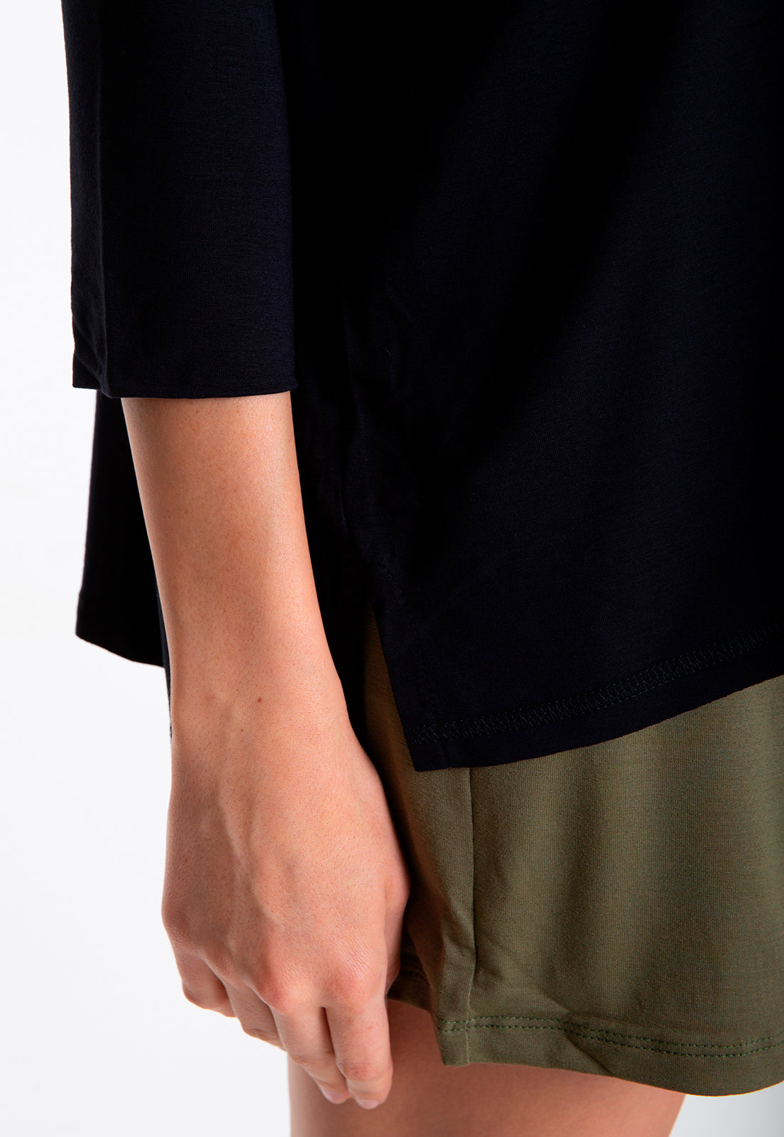 Mainá Black Plain T-Shirt